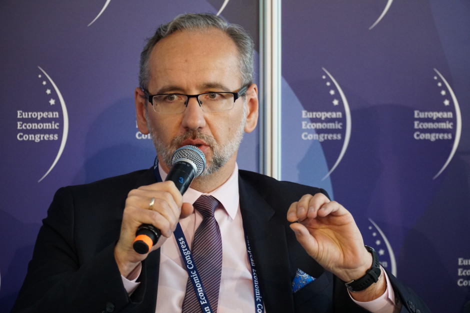 Minister Adam Niedzielski zaznaczył, że w strefie czerwonej lokale gastronomiczne będą działały tylko do godz. 22.00. fot. PTWP Minister Zdrowia: W strefie czerwonej gastronomia otwarta tylko do godz. 22
