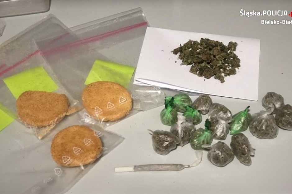 Policja zatrzymała przy jednej z bielskich szkół 16-latka, który miał przy sobie marihuanę i ciastka zawierające tę substancję narkotyczną. fot. KPP Bielsko-Biała Śląsk: 16-latek miał przy sobie ciastka z narkotykami