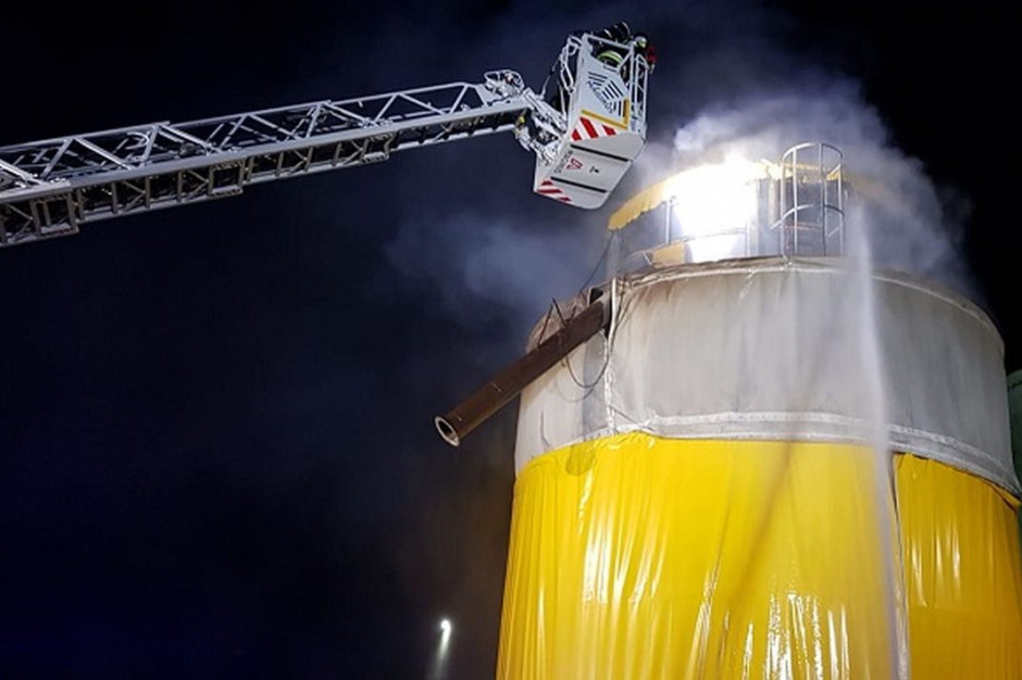 Pożar na terenie Centrali Nasiennej w Kunowie. Foto: PSP Ostrowiec Świętokrzyski Świętokrzyskie: Pożar silosa z kukurydzą