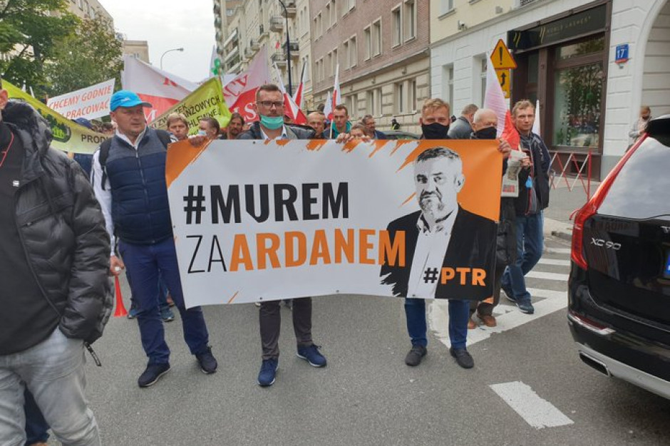 Taki transparent pojawił się podczas protestów przeciwko "piątce dla zwierząt". fot. twitter/JacekZarzecki Czy branża mięsna zatęskni za Janem Krzysztofem Ardanowskim?