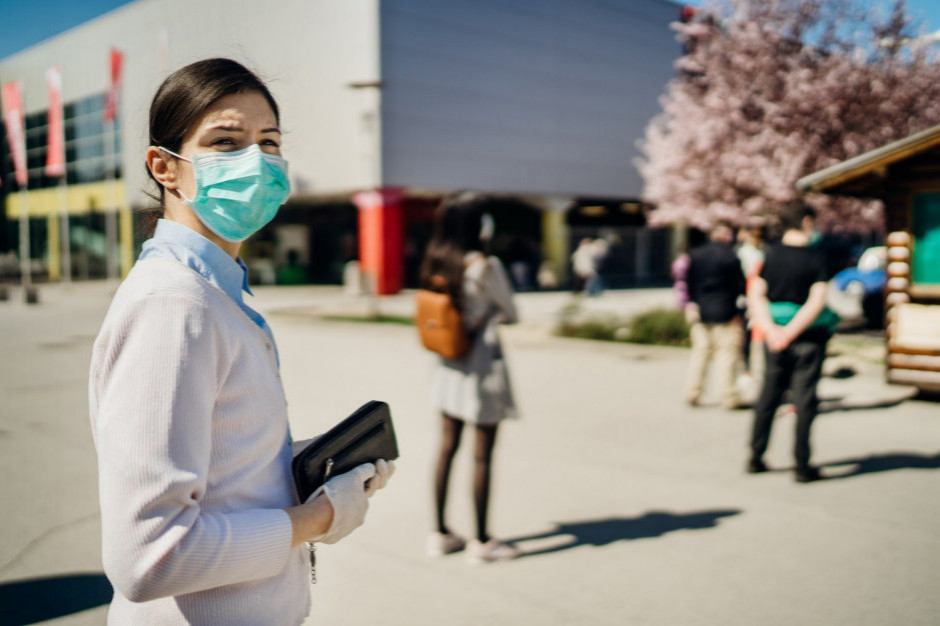 Na obecnym etapie epidemii wskazane są ograniczenia społeczne/ fot. shutterstock Na obecnym etapie epidemii wskazane są znaczne ograniczenia społeczne