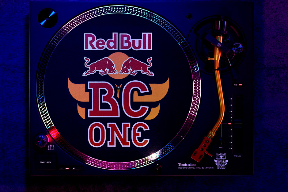 Red Bull połączył siły z legendarną marką sprzętu muzycznego Technic fot. materiały prasowe Red Bull połączył siły z kultową marką sprzętu muzycznego