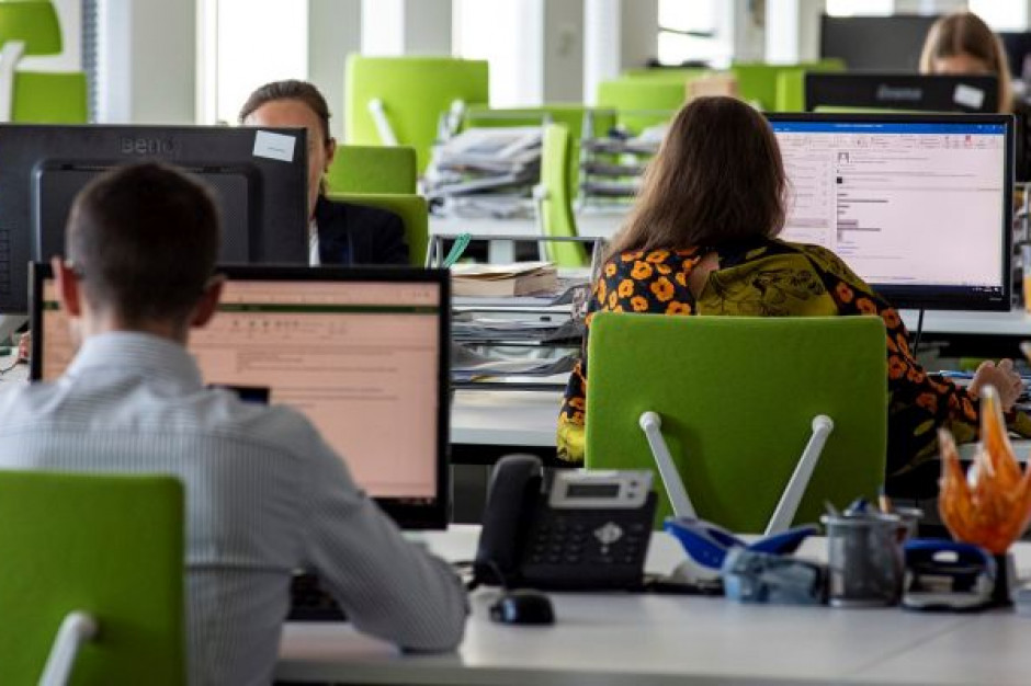 Głównym wyzwaniem dla działów HR podczas pandemii stało się zapewnienie bezpiecznych warunków pracy przy jednoczesnej poprawie komunikacji kanałami online fot. materiały prasowe Jak reagowały firmy w obliczu pandemii? Porównanie sektorowe (badanie)