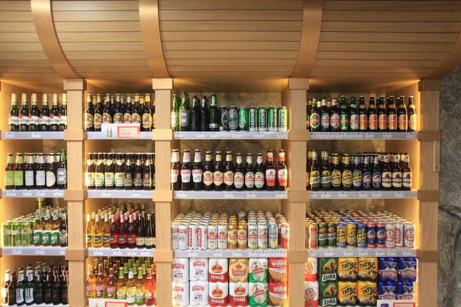 Rząd rozważa m.in. wyłączenie stref z alkoholem na stacjach benzynowych. fot. PTWP Sklepy z alkoholem czynne tylko do godz. 19? Rząd rozważa nowe pomysły