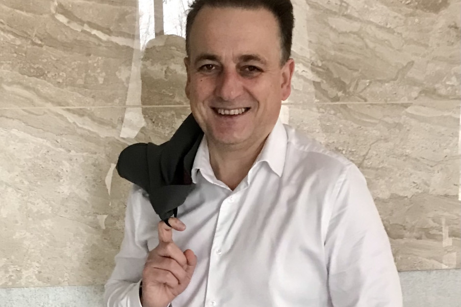 Ryszard Szatkowski, wiceprezes zarządu i dyrektor komercyjny Pamapol SA wskazuje, że spółka jest gotowa na drugą falę pandemii. fot. mat. pras. Wiceprezes Pamapolu: Zauważamy delikatny wzrost sprzedaży konserw i dań gotowych