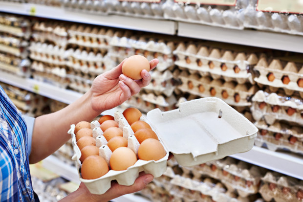 Sieci handlowe weryfikują decyzje o rezygnacji z jaj klatkowych