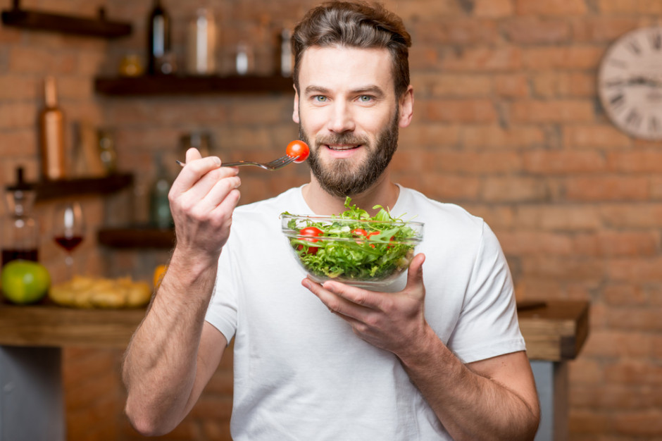 W ankiecie FitRated mężczyźni pracujący z domu częściej odżywiają się zdrowo niż kobiety. fot. shutterstock Podczas pandemii mężczyźni odżywiają się zdrowiej niż kobiety (badanie)
