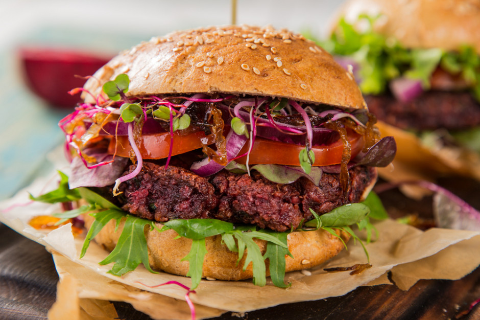 Parlament Europejski odrzucił propozycję zakazu używania nazw „burger”, czy „kiełbasa” w odniesieniu do wegetariańskich i wegańskich produktów. fot. shutterstock Parlament Europejski podjął decyzję w sprawie nazewnictwa zamienników mięsa i nabiału