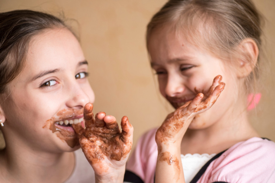 Sprawa dziewczynek w wieku 9 i 12 lat trafi do Sądu Rodzinnego i Nieletnich w Pile. fot. shutterstock (zdjęcie poglądowe) Zbierały pieniądze dla chorego dziecka. Wydały je na słodycze