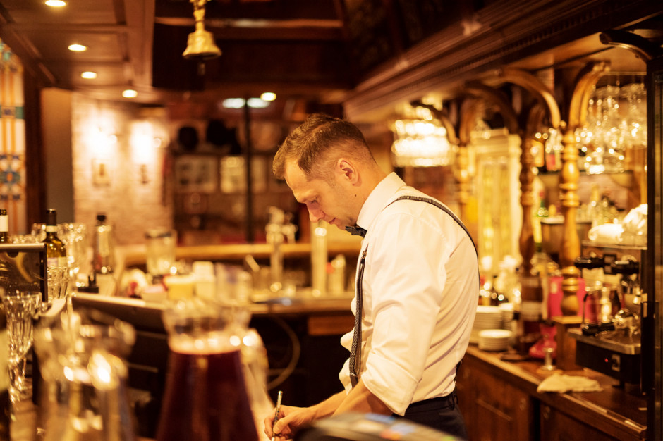 W Rosji raptownie wzrosła liczba poszukujących pracy barmanów i didżejów fot. Shutterstock W Rosji barmani i didżeje masowo szukają pracy przez pandemię