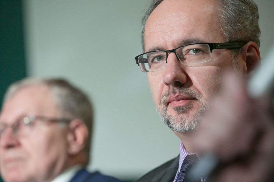 Oprócz rodziny na świętach Bożego Narodzenia może pojawić się dodatkowe 5 osób, ale namawiamy do spędzania okresu świątecznego w kameralnym gronie najbliższej rodziny - powiedział w środę minister zdrowia Adam Niedzielski. fot. PTWP Minister Zdrowia: Oprócz rodziny na Wigilii może pojawić się dodatkowe 5 osób