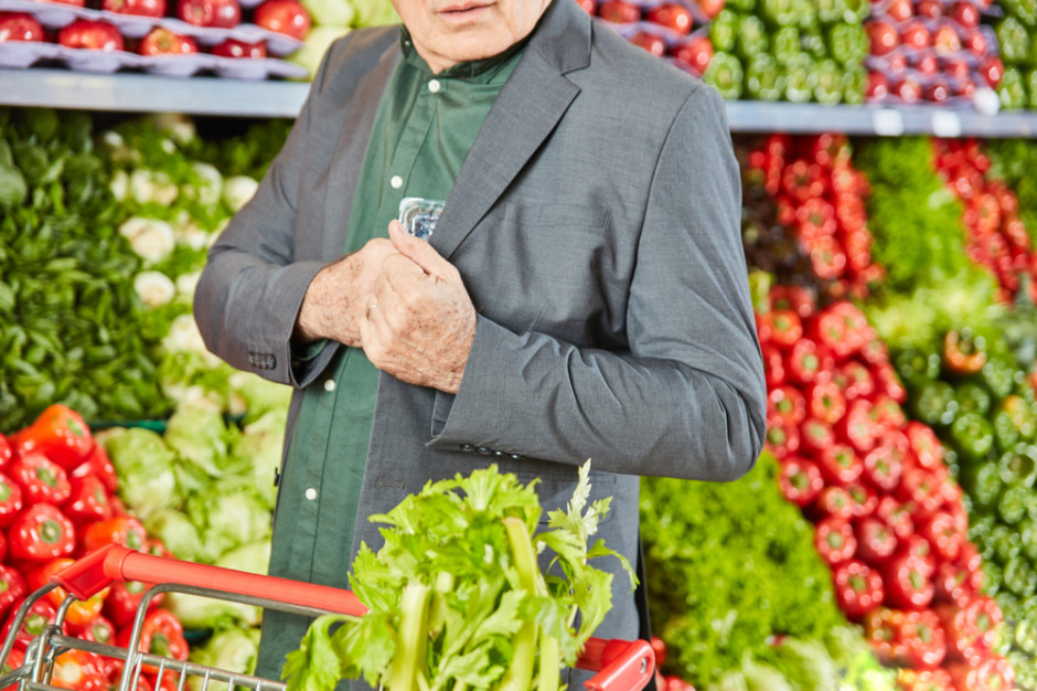 W czasie pandemii Polacy coraz częściej kradną w sklepach. Statystki policyjne mówią o blisko 30% wzroście. fot. shutterstock Pandemia i maseczki sprzyjają kradzieżom w sklepach