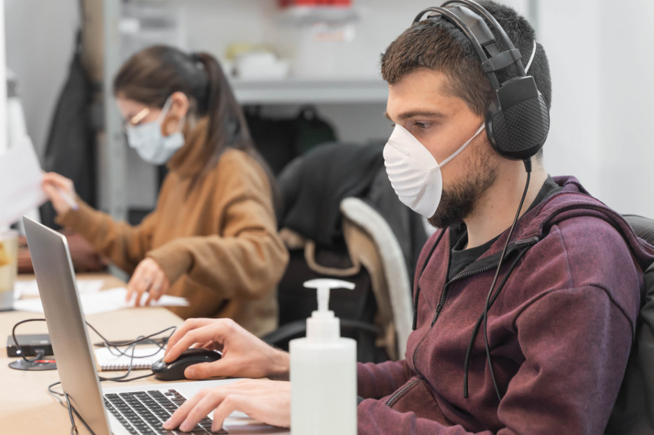 Od środy to pracodawca decyduje o zakrywaniu ust i nosa przez pracowników, jeśli w pomieszczeniu przebywa więcej niż 1 osoba. fot. shutterstock Nowy przepis: Pracodawca zdecyduje o zakrywaniu ust i nosa przez pracowników