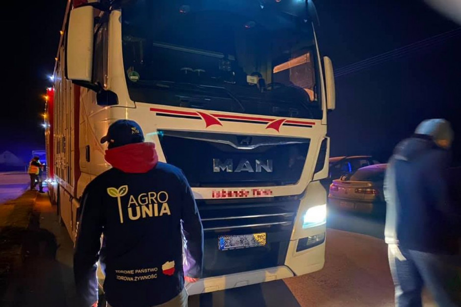 W blokadzie brali udział rolnicy z Solidarności Rolników z Piotrkowa Tryb. oraz Agro Unii. fot. farmer.pl Rolnicy blokowali Zakłady Mięsne Agro-Handel w Mościszkach