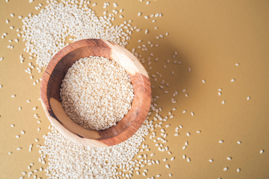 Bio Planet SA wycofuje niektóre partie sezamu białego łuskanego bio ze względu na wykrycie tlenku etylenu fot. Shutterstock GIS: partie sezamu białego bio wycofane z powodu wykrycia szkodliwej substancji