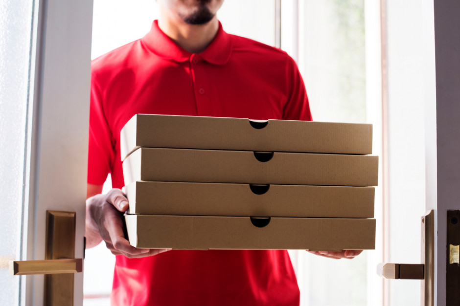 Co najmniej trzy lata więzienia grożą 18-latkowi, który w Poznaniu zamiast zapłacić za zamówioną pizzę, odebrał ją dostawcy, grożąc nożem. fot. shutterstock Poznań: Areszt dla 18-latka, który zaatakował dostawcę pizzy