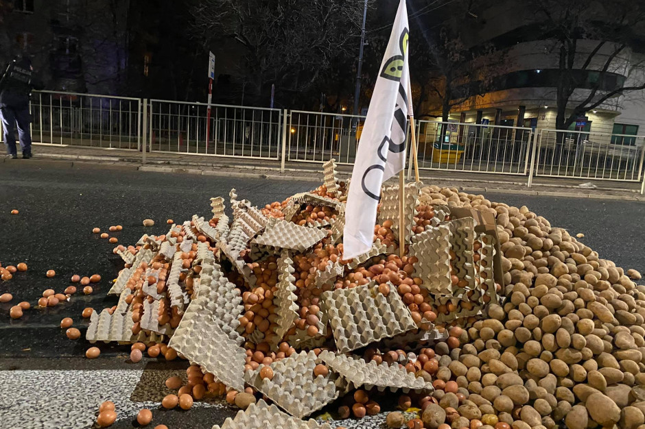 Agrounia mocno rozpoczęła protest/ fot. Facebook Agrounia Agrounia mocnym akcentem rozpoczęła protest. Rozsypała żywność pod domem Kaczyńskiego