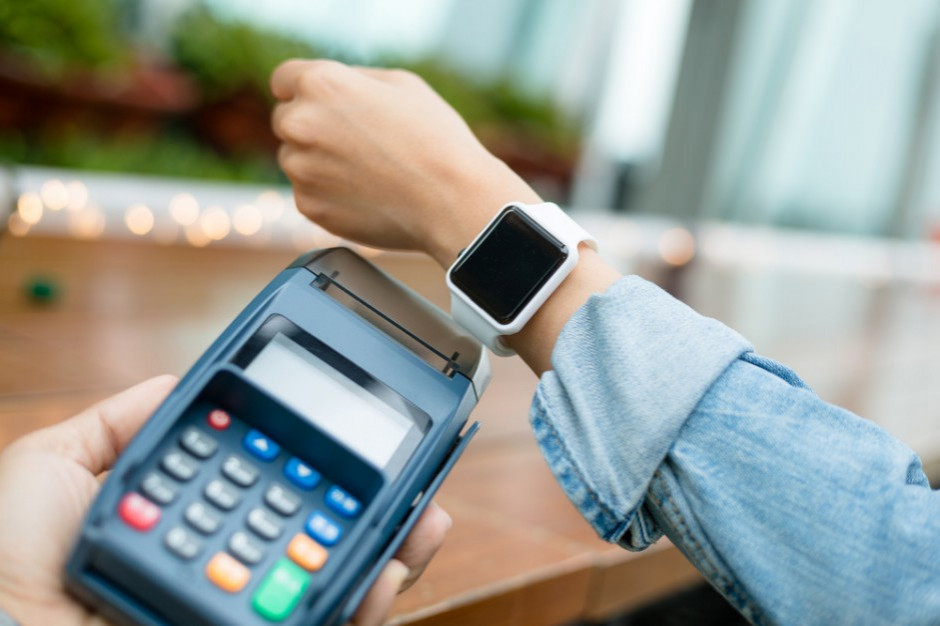 Konsumenci coraz częściej płacą smartwatchami (badanie)