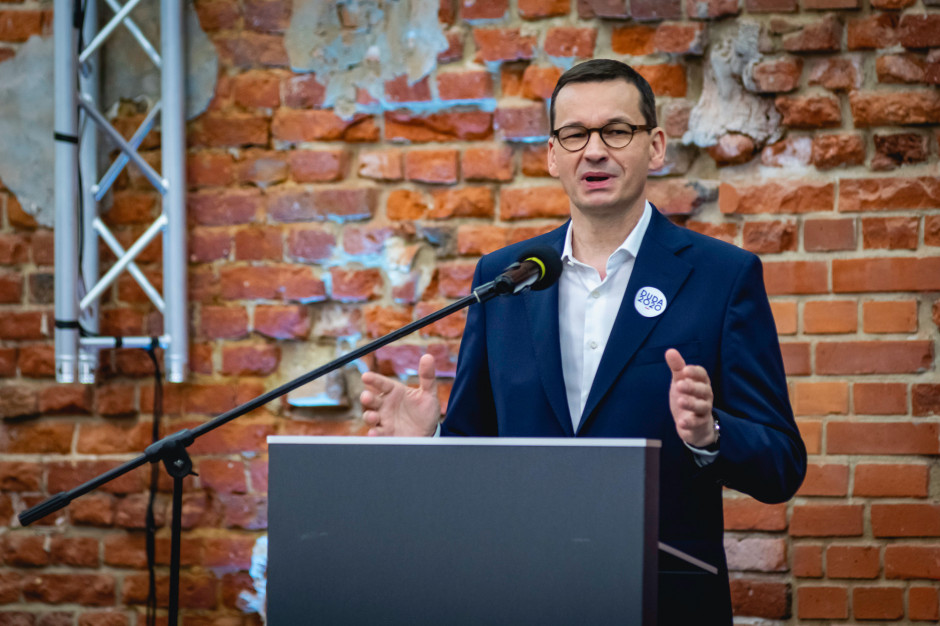 Wprowadzamy obostrzenia niejako antycypując rozwój wydarzeń. Chcemy, że Polak był mądry przed szkodą - powiedział we wtorek premier Mateusz Morawiecki. fot. shutterstock Morawiecki: Jesteśmy gotowi na wypłaty rekompensat dla najbardziej dotkniętych przez obostrzenia branż
