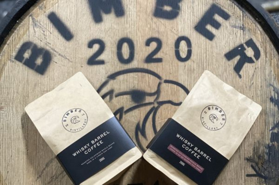 W ofercie znalazły się dwie wersje kawy – leżakujące w beczkach po Sherry Oloroso oraz w beczkach typu Virgin Oak fot. materiały prasowe Bimber Distillery i Tudor House wprowadziły na rynek kawę o smaku whisky
