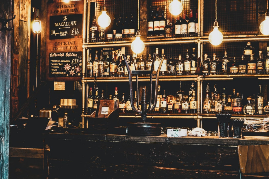 Firmy z sektora handlu detalicznego, gastronomii, hotelarstwa i rekreacji otrzymają jednorazową dotację w wysokości do 9000 funtów, co ma im pomoc przetrwać okres lockdownu / fot. unsplash Firmy w Wielkiej Brytanii dotknięte lockdownem dostaną do 9000 funtów pomocy