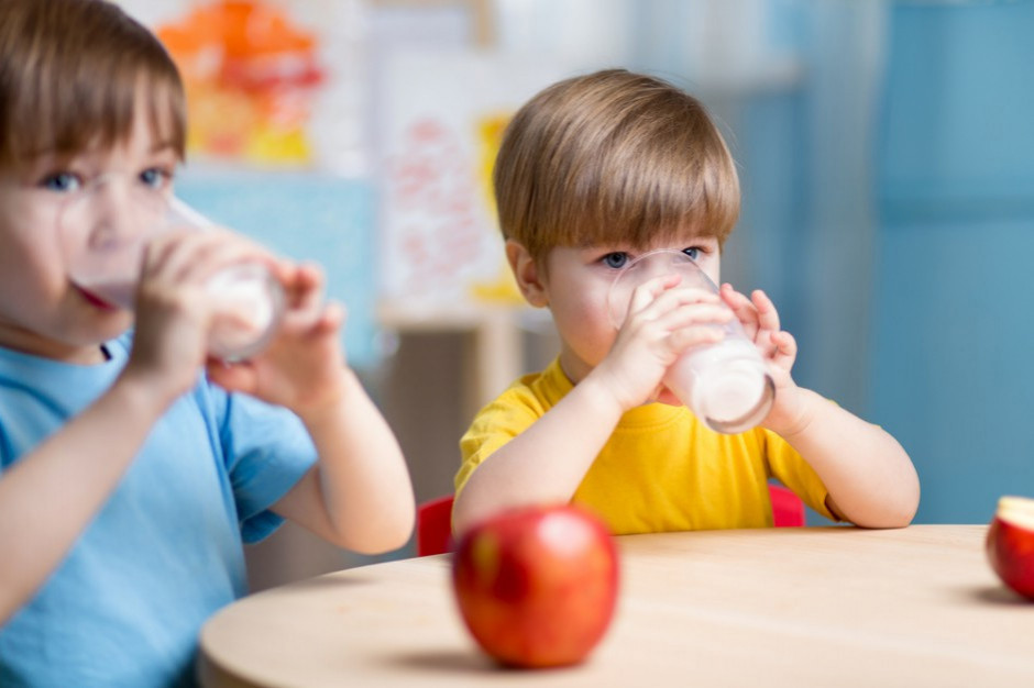 Dzieci dostają mleko w ramach Programu dla szkół /fot. Shutterstock Polska Izba Mleka przygotowała uwagi do projektu programu dla szkół