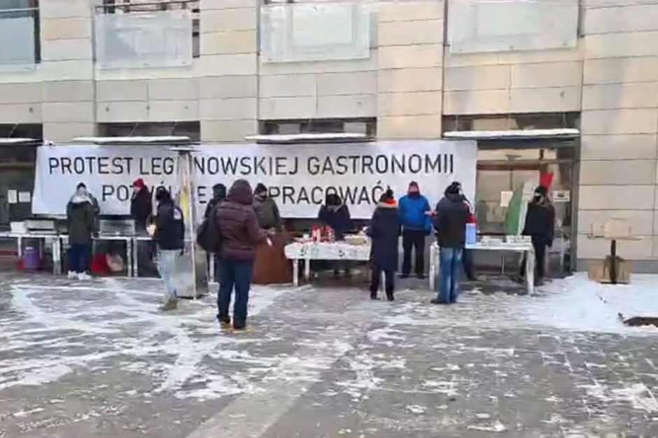 fot. sceernshot /facebook.com/Legionowo Mazowieckie: Zamiast zapowiedzianego otwarcia legionowskich restauracji protest i stoiska uliczne