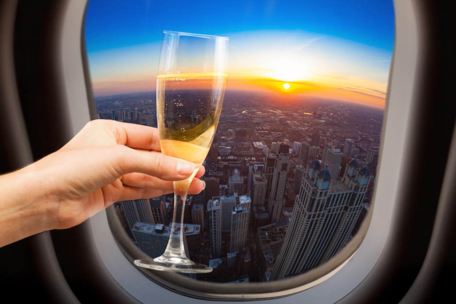Linie lotnicze American Airlines ogłosiły, że będą sprzedawały wino z dostawą do domu. fot. shutterstock USA: Linie lotnicze będą sprzedawać luksusowe wina z dostawą do domu