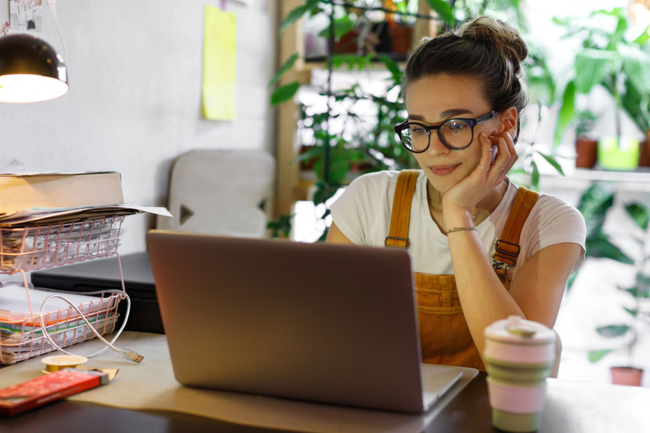 Pracownicy domowe biuro wyposażają na własną rękę, fot. shutterstock Praca zdalna: Pracownicy domowe biuro wyposażają na własną rękę (badanie)