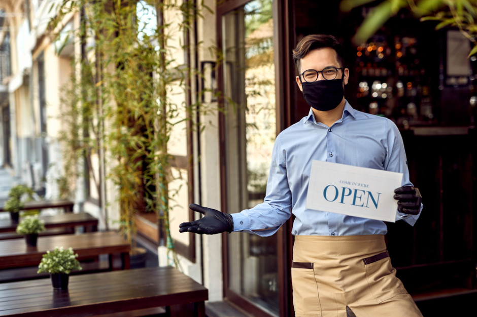 Restauracja w Nowym Tomyślu obsługiwała gości w lokalu w sobotę 16 stycznia. fot. shutterstock Wielkopolskie: Restauratorka ukarana grzywną za obsługę gości w lokalu