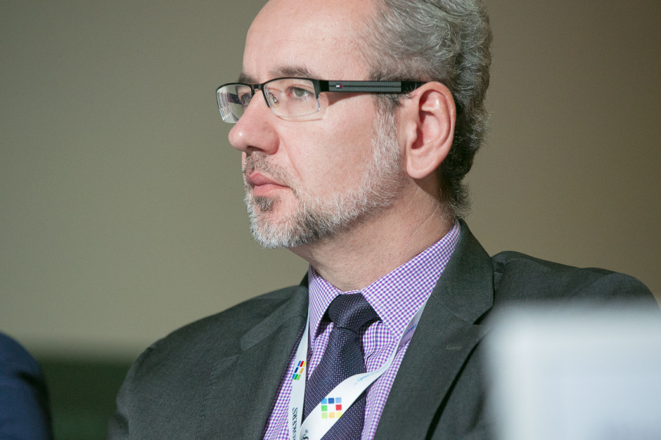 Musimy podejmować bardzo ostrożne kroki w luzowaniu obostrzeń – zaznaczył w poniedziałek na konferencji prasowej minister zdrowia Adam Niedzielski. fot. PTWP Niedzielski: Decyzje o luzowaniu obostrzeń muszą być ostrożne
