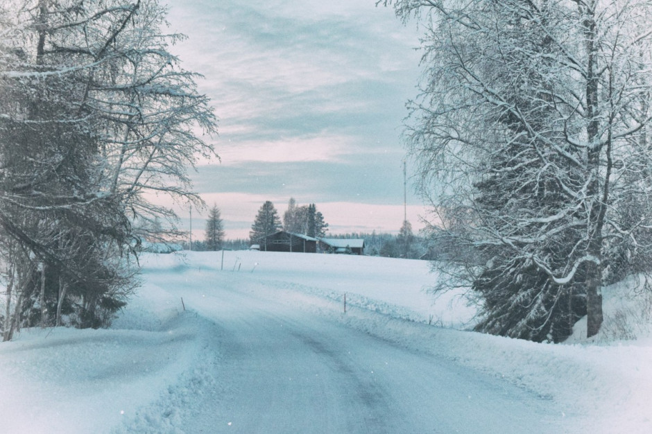 W Polsce zima /fot. Unsplash Synoptyk IMGW: na zachodzie marznące opady; gołoledź na drogach