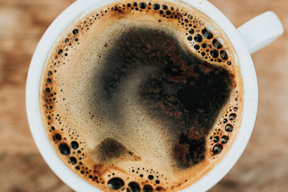 Naukowcy wyjaśniają, że ziarna kawy zawierają substancję o nazwie kafestol, która silnie podnosi poziom cholesterolu. fot. Nathan Dumlao on Unsplash Naukowcy: Niefiltrowana kawa szkodzi sercu