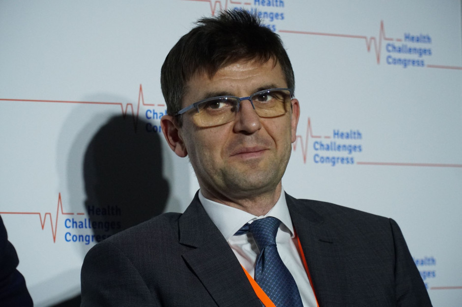 W Polsce jest powszechna zgoda na to, że ludzie udają - noszą maseczki na brodzie lub przyłbice i półprzyłbice, które kompletnie nic nie dają - tak specjalista chorób zakaźnych Warszawskiego Uniwersytetu Medycznego dr hab. n. med. Ernest Kuchar skomentował nowe zakażenia koronawirusem. fot. PTWP Lekarz: W Polsce jest powszechna zgoda na noszenie maseczek na brodzie