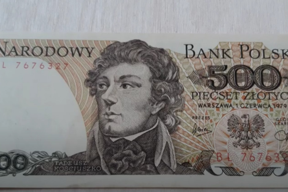 Policjanci zatrzymali mężczyznę, który chciał zapłacić za zakupy banknotem 500 zł, wycofanym z obiegu 25 lat temu. fot. za youtube Próbował zapłacić starym banknotem. Grozi mu 10 lat więzienia