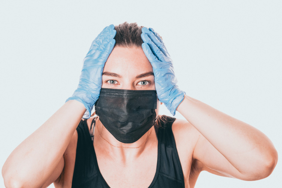 Polacy podzieleni ws. zamiany szalików i przyłbic na porządne maseczki. fot. shutterstock Polacy podzieleni ws. zamiany szalików i przyłbic na porządne maseczki (sondaż)