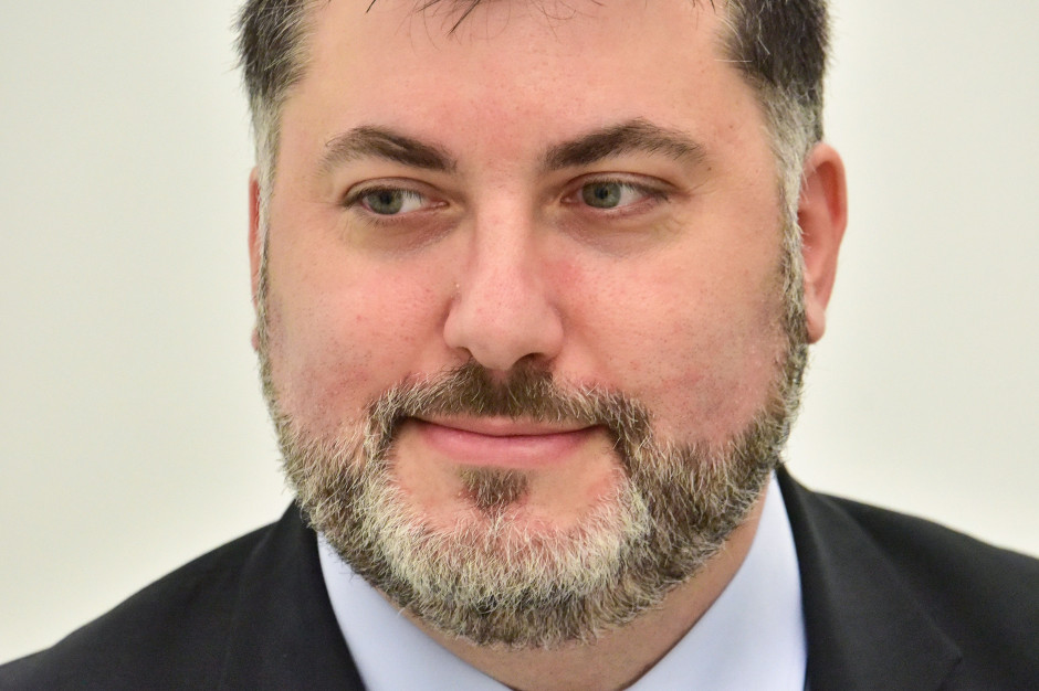 Artur Dziambor przekonywał na konferencji prasowej w Sejmie, że każdy dzień przedłużenia "nielegalnego lockdownu to uderzenie w polską gospodarkę, w polskiego przedsiębiorcę, w polskiego pracownika". fot. Sejm Konfederacja: Rząd nie ustąpi do ostatniego polskiego przedsiębiorcy
