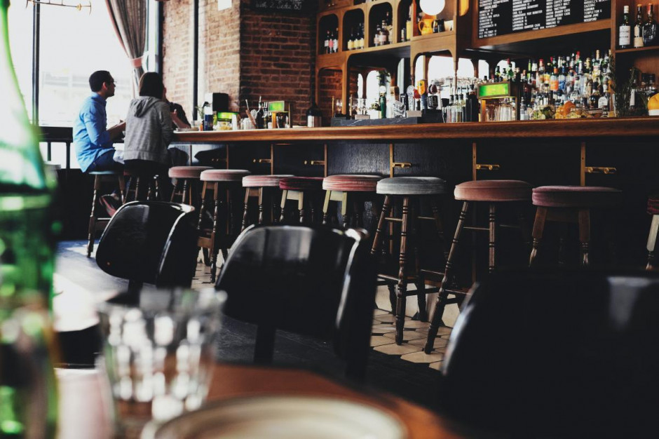 W Rudzie Śląskiej darmowe koncesje na sprzedaż alkoholu /fot. Unsplash W Rudzie Śląskiej właściciele barów i restauracji nie zapłacą za koncesje na sprzedaż alkoholu