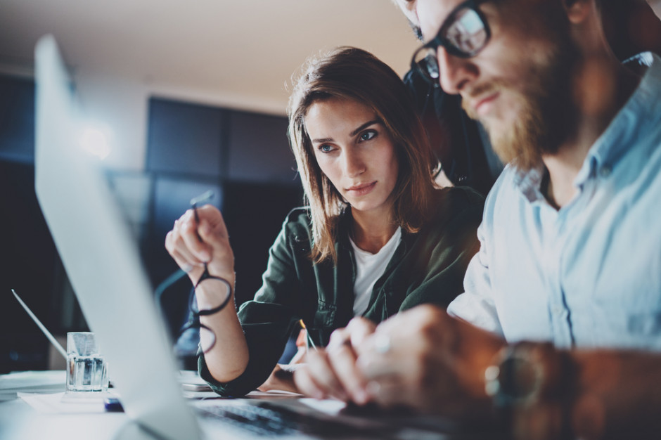 KE chce równych płac dla kobiet i mężczyzn za taką samą pracę. fot. shutterstock KE chce zrównania płac kobiet i mężczyzn