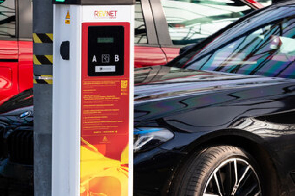 Stacje ładowania samochodów elektrycznych przed Makro; fot. mat. pras. Stacje ładowania samochodów elektrycznych przed Makro
