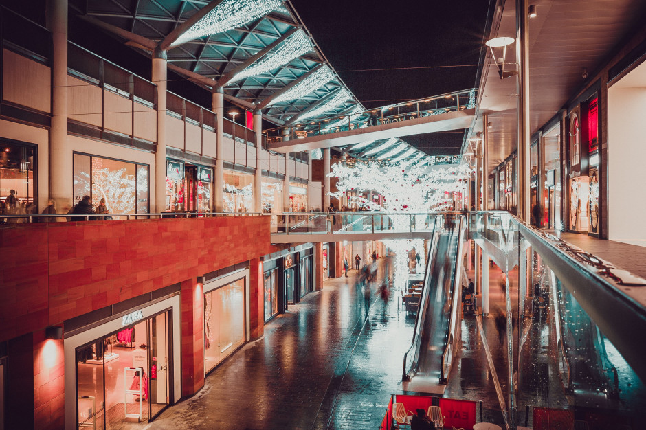 Odwiedzalność galerii handlowych z kolejnymi spadkami; fot. unsplash.com Odwiedzalność galerii handlowych z kolejnymi spadkami