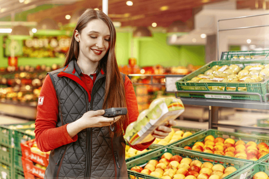 Z okazji Wielkanocy pracownicy Kaufland otrzymają bony na zakupy w sklepach sieci. Personel sprzedaży oraz logistyki może liczyć na bony o wartości nawet 500 zł. / fot. materiały prasowe Pracownicy Kaufland otrzymają bony o wartości 500 zł