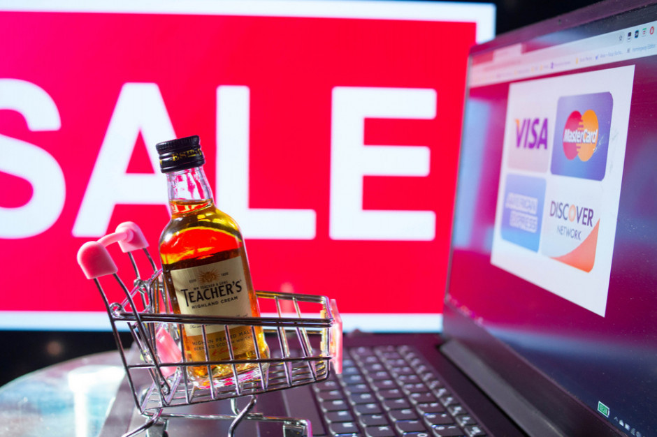 Sprzedaż alkoholu w e-sklepach w Polsce nie jest uregulowana / fot. shutterstock Sprzedaż alkoholu w e-sklepach w Polsce nie jest uregulowana