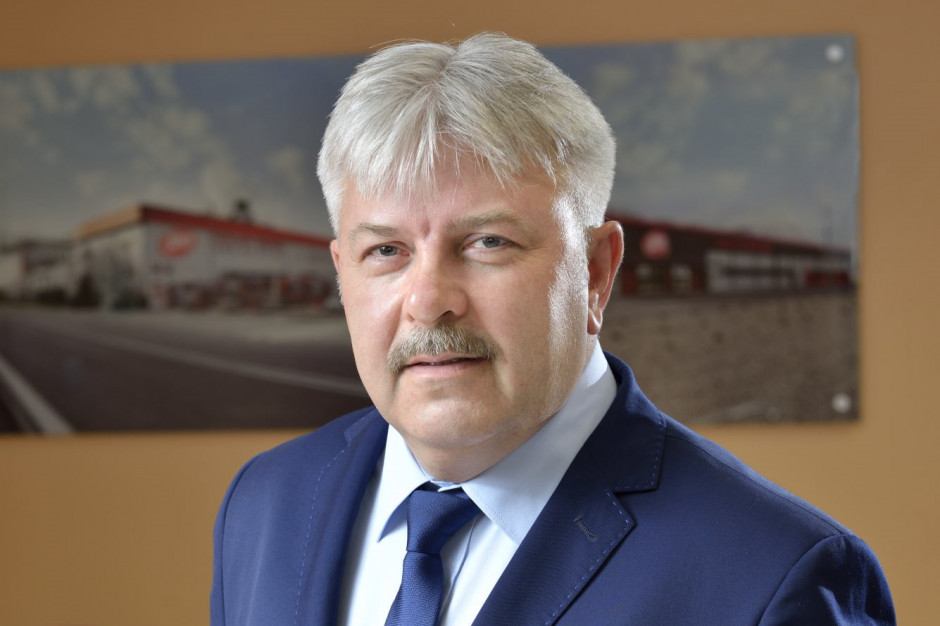 Piotr Laskowski, dyrektor ds. sprzedaży i marketingu w Zakładach Mięsnych JBB Bałdyga wskazuje, że mimo pandemii, miniony rok był udany dla firmy. fot. jbb/mat. pras (kolaż PTWP) JBB: Z trudnego roku wyszliśmy obronną ręką