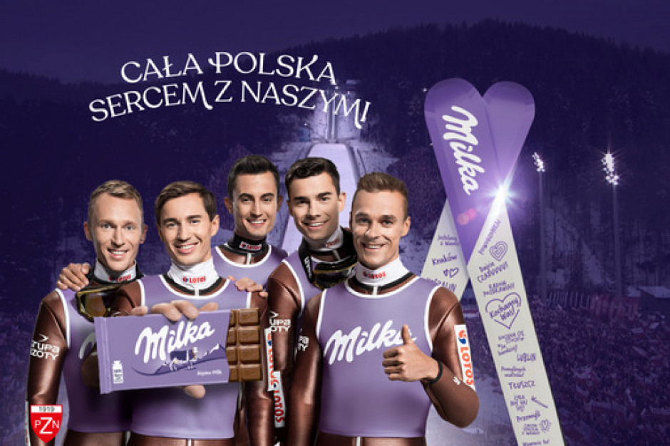 Milka w ramach finału kampanii wspierającej polskich skoczków narciarskich zaprezentowała w Zakopanem wielki pomnik nart z podpisami fanów. / fot. materiały prasowe Milka zaprezentowała w Zakopanem nietypowy pomnik