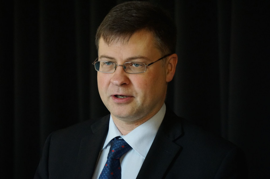 Valdis Dombrovskis zadeklarował, że Komisja Europejska jest gotowa zawiesić na dodatkowe 6 miesięcy wszystkie taryfy w handlu z USA. fot. PTWP Bruksela przedłuża zawieszenie taryf w handlu z USA
