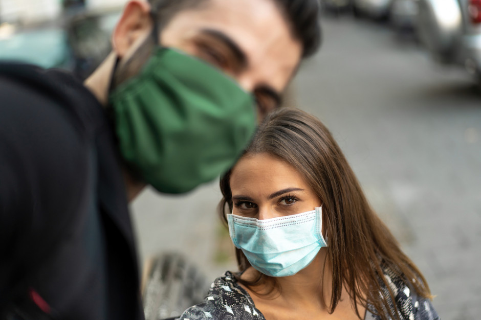 Wprowadzone obostrzenia nie powinny być na razie luzowane - ocenia prof. Tyll Kruger. fot. shutterstock Ekspert: Obostrzenia nie powinny być na razie luzowane