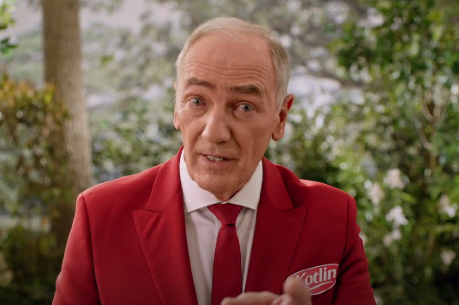 Kotlin zaprosił do współpracy Karola Strasburgera. Popularny prezenter w reklamie pyta entuzjastów dobrego jedzenia o to, „Co z ketchupem?”. / fot. materiały prasowe Karol Strasburger reklamuje keczupy Kotlin (wideo)