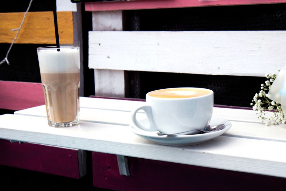 fot. Shutterstock Polacy marzą o latte w kawiarnianym ogródku