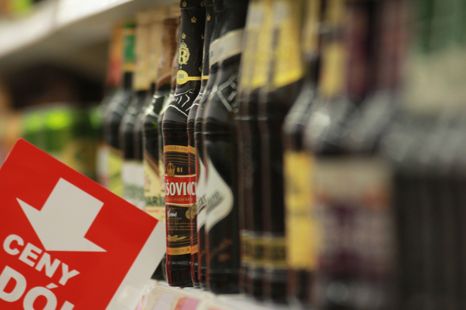 Pandemia sprawiła, że warszawskie sklepy muszą czekać nawet kilka miesięcy na odnowienie zezwolenia na sprzedaż alkoholi. fot. PTWP W Warszawie brakuje koncesji na sprzedaż alkoholu